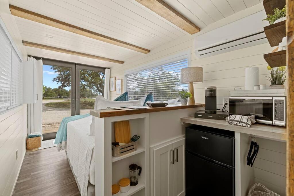 New The Wildflower Cozy Container Home Fredericksburg Exterior photo